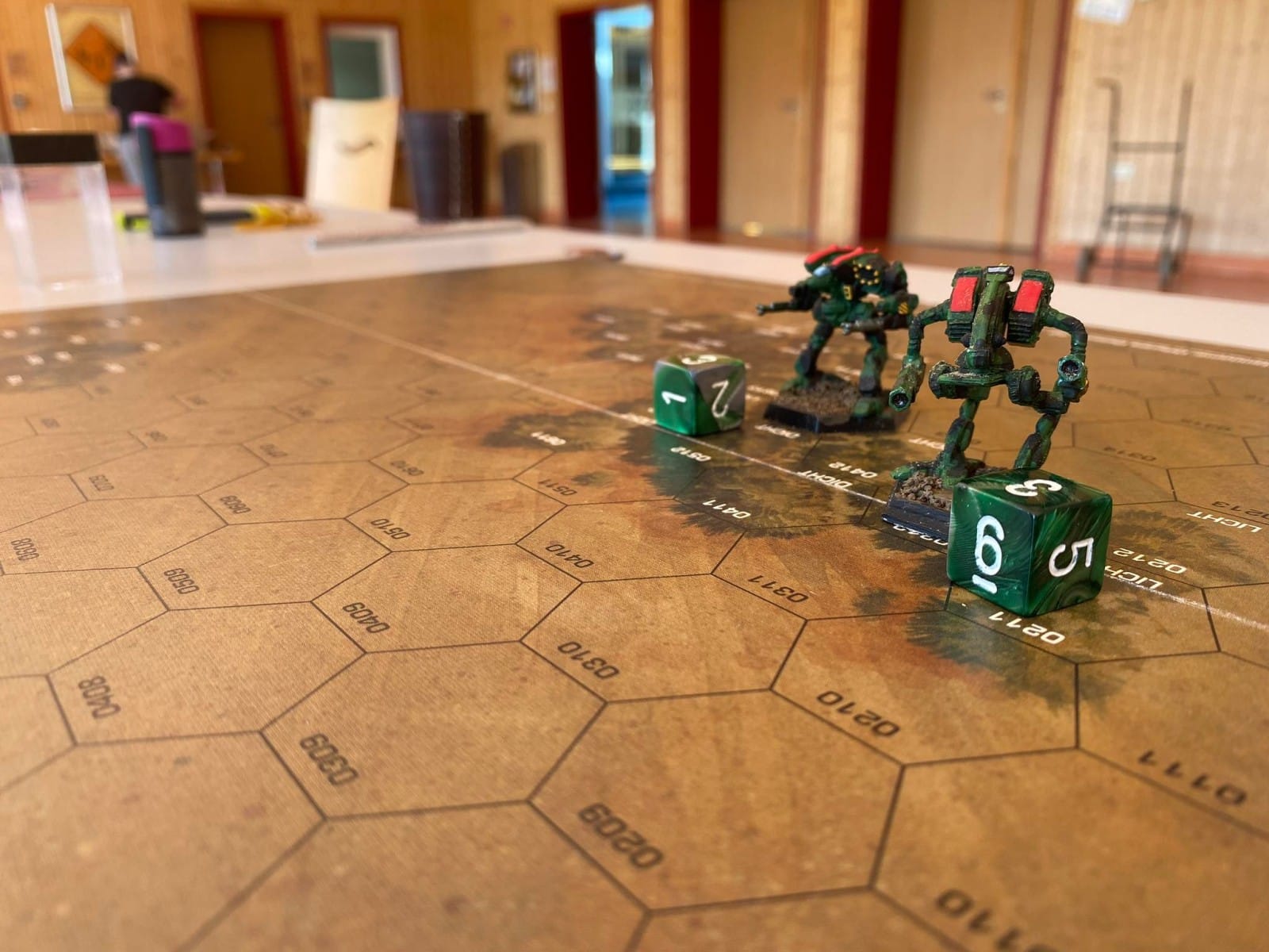 Zwei Battlemechs hinter zwei Würfeln
